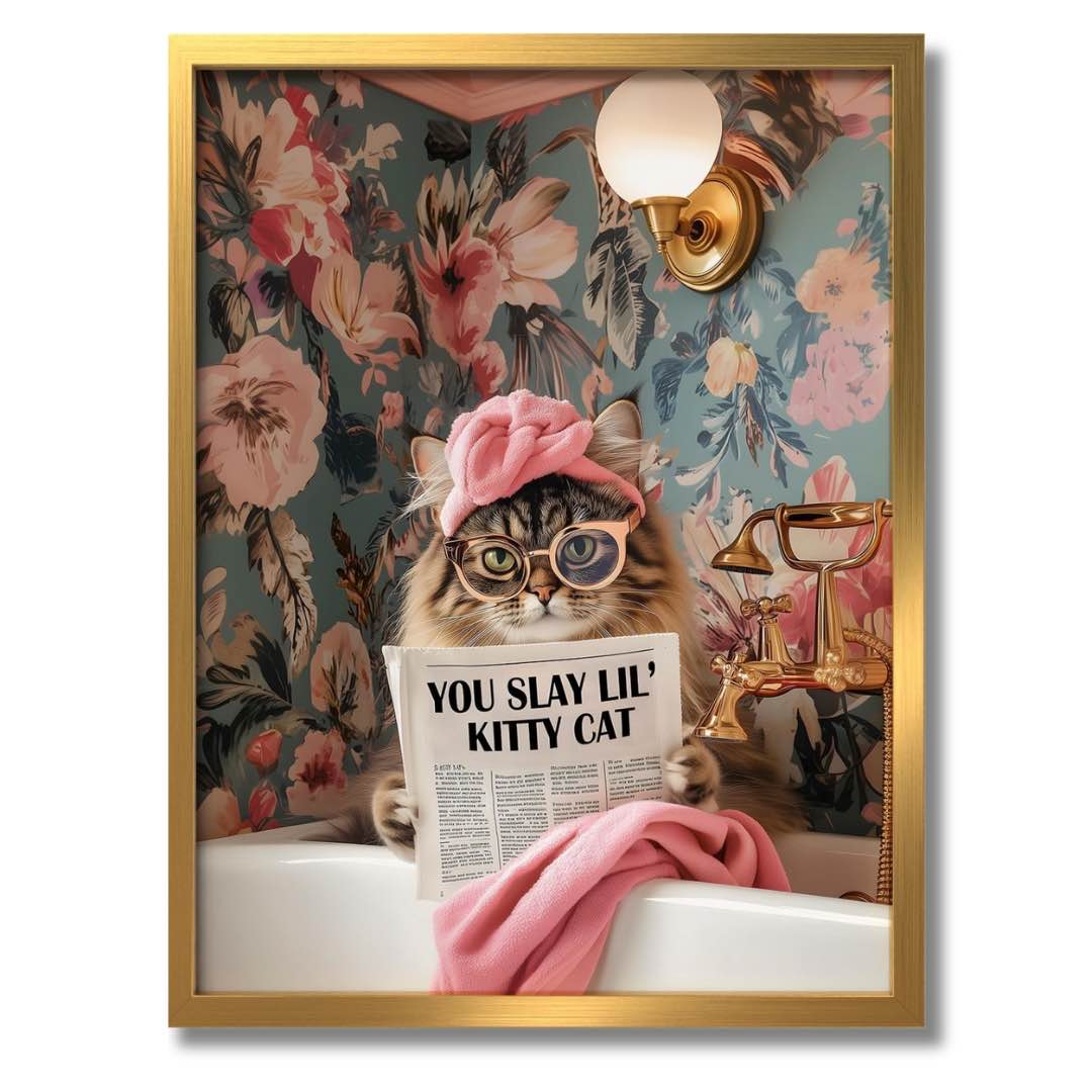 Dieses einzigartige Wandbild in den Maßen 30x40cm zeigt eine entspannte Katze in der Badewanne umgeben von floraler Tapete und goldenen Armaturen – ein witziger und zugleich stilvoller Hingucker. Das Bild hat einen goldenen Rahmen.