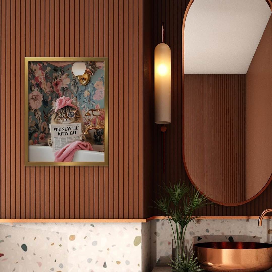 Dieses einzigartige Wandbild in den Maßen 30x40cm zeigt eine entspannte Katze in der Badewanne umgeben von floraler Tapete und goldenen Armaturen – ein witziger und zugleich stilvoller Hingucker. Das Bild hat einen goldenen Rahmen.