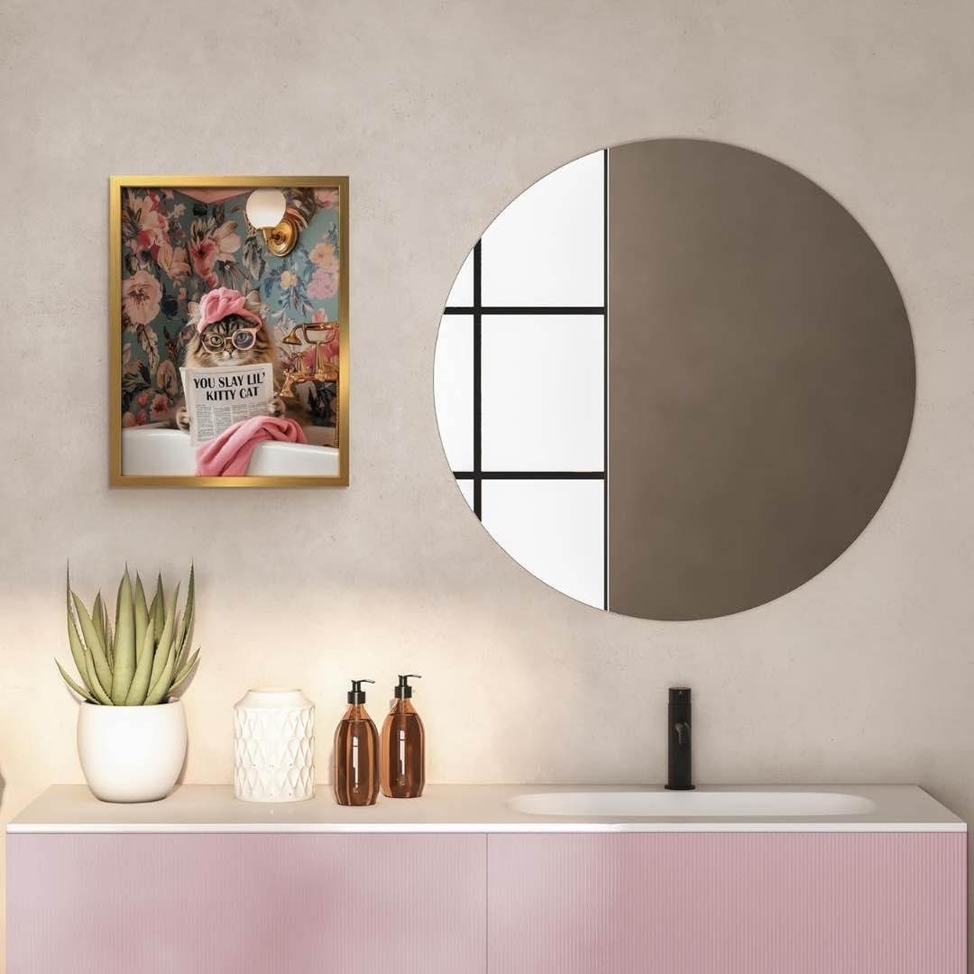 Dieses einzigartige Wandbild in den Maßen 30x40cm zeigt eine entspannte Katze in der Badewanne umgeben von floraler Tapete und goldenen Armaturen – ein witziger und zugleich stilvoller Hingucker. Das Bild hat einen goldenen Rahmen.