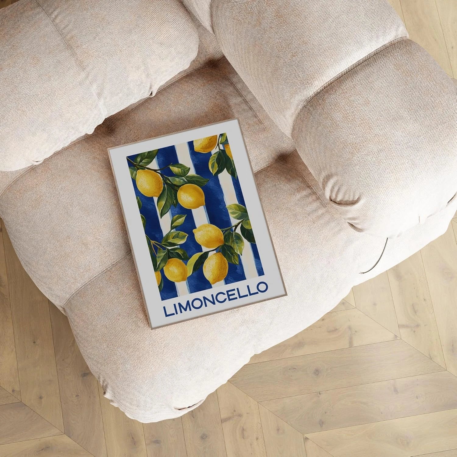Dieses außergewöhnliche Wandbild in den Maßen 50x70cm zeigt im malerischen Stil Zitronen in kräftigem gelb und grünen Blättern. Der Hintergrund ist blau weiß gestreift und erinnert an eine Tischdecke. Unter dem Bild steht der Schriftzug Limoncello in blau.