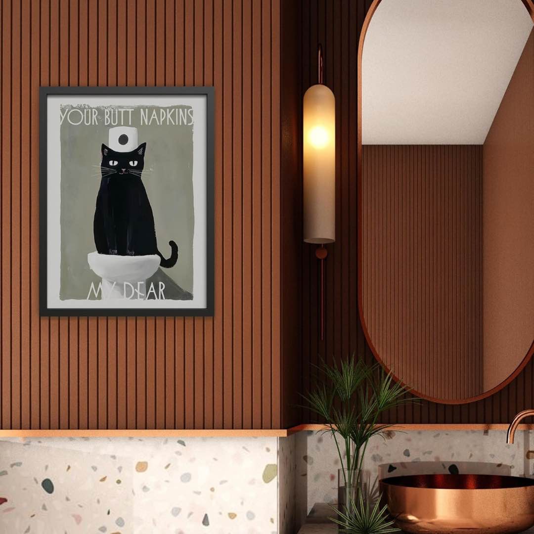 "Dieses einzigartige Wandbild in den Maßen 30x40cm zeigt eine schwarze Katze auf der Toilette, die mit einer Toilettenpapierrolle auf dem Kopf charmant und gelassen in die Welt blickt – eine perfekte Mischung aus Witz und Stil. Das Bild ist in handgemalter Optik sowie in den Farben Grau, Beige, Weiß gehalten und hat einen schwarzen Rahmen.
"