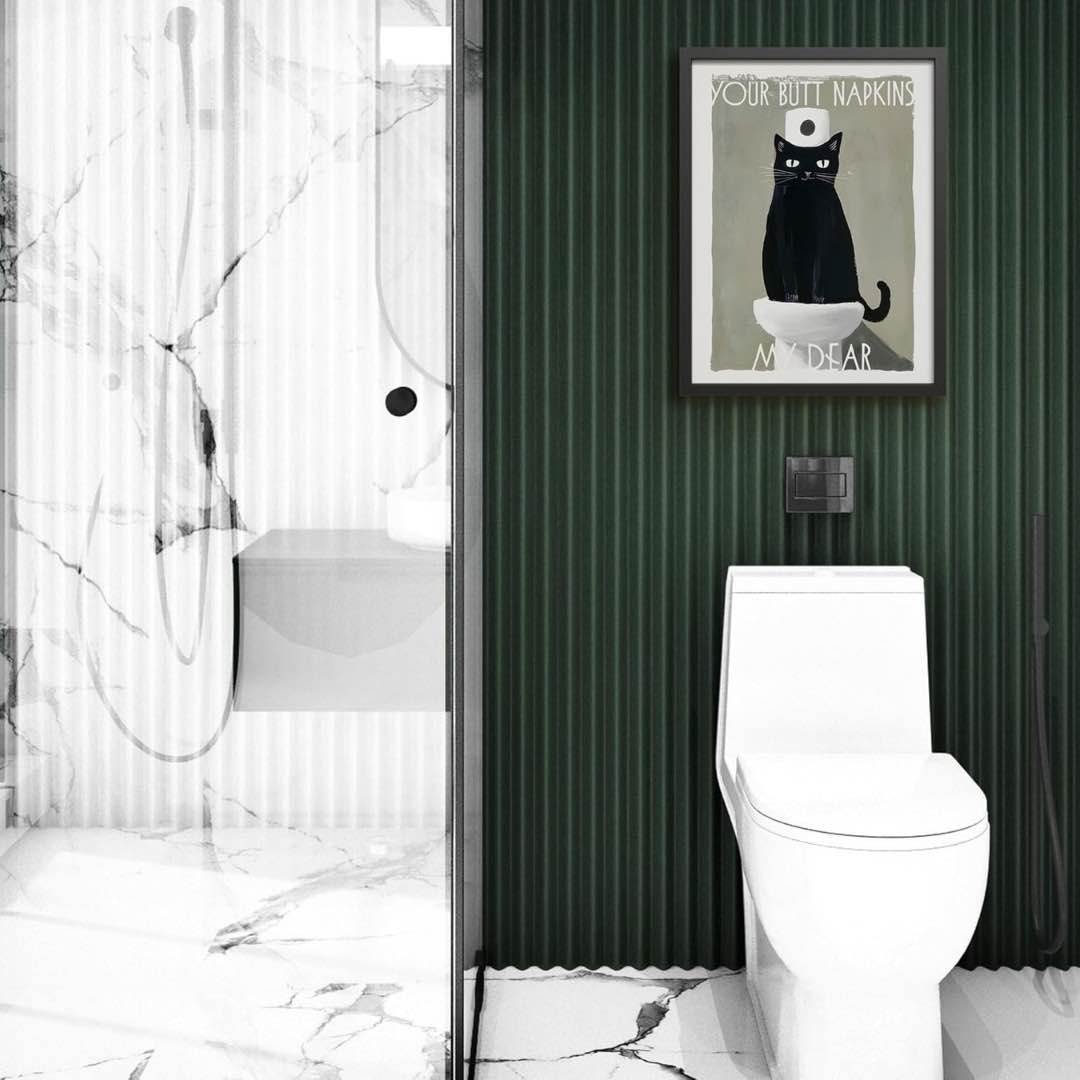 "Dieses einzigartige Wandbild in den Maßen 30x40cm zeigt eine schwarze Katze auf der Toilette, die mit einer Toilettenpapierrolle auf dem Kopf charmant und gelassen in die Welt blickt – eine perfekte Mischung aus Witz und Stil. Das Bild ist in handgemalter Optik sowie in den Farben Grau, Beige, Weiß gehalten und hat einen schwarzen Rahmen.
"