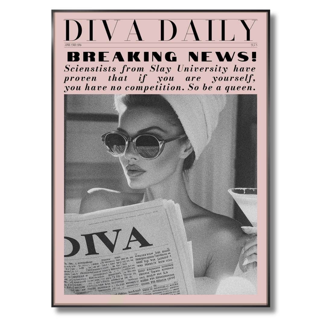 Mit unserem Bild Diva in der Größe 50 x 70 cm bringen Sie Eleganz und Glamour in Ihr Zuhause. Dieses stilvolle Wandbild zeigt eine Frau mit Sonnenbrille und Zeitung, während sie entspannt einen Martini genießt. Das kontrastreiche Schwarz-Weiß-Design wird durch zarte rosa Akzente ergänzt, die für einen modernen Retro-Look sorgen.