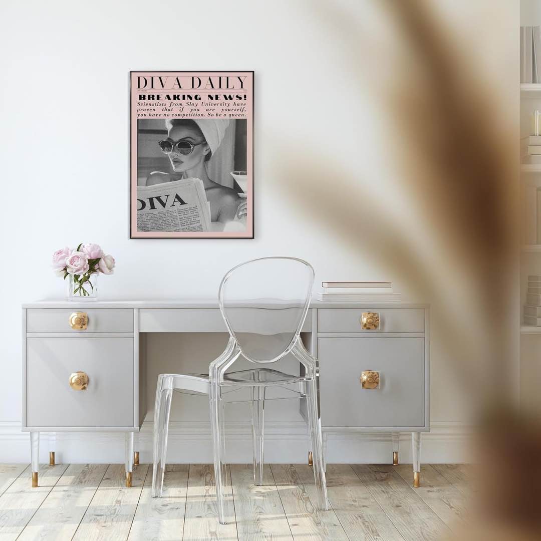 Mit unserem Bild Diva in der Größe 50 x 70 cm bringen Sie Eleganz und Glamour in Ihr Zuhause. Dieses stilvolle Wandbild zeigt eine Frau mit Sonnenbrille und Zeitung, während sie entspannt einen Martini genießt. Das kontrastreiche Schwarz-Weiß-Design wird durch zarte rosa Akzente ergänzt, die für einen modernen Retro-Look sorgen.