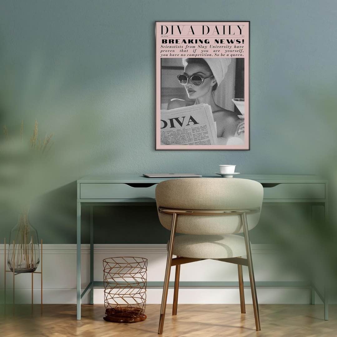 Mit unserem Bild Diva in der Größe 50 x 70 cm bringen Sie Eleganz und Glamour in Ihr Zuhause. Dieses stilvolle Wandbild zeigt eine Frau mit Sonnenbrille und Zeitung, während sie entspannt einen Martini genießt. Das kontrastreiche Schwarz-Weiß-Design wird durch zarte rosa Akzente ergänzt, die für einen modernen Retro-Look sorgen.