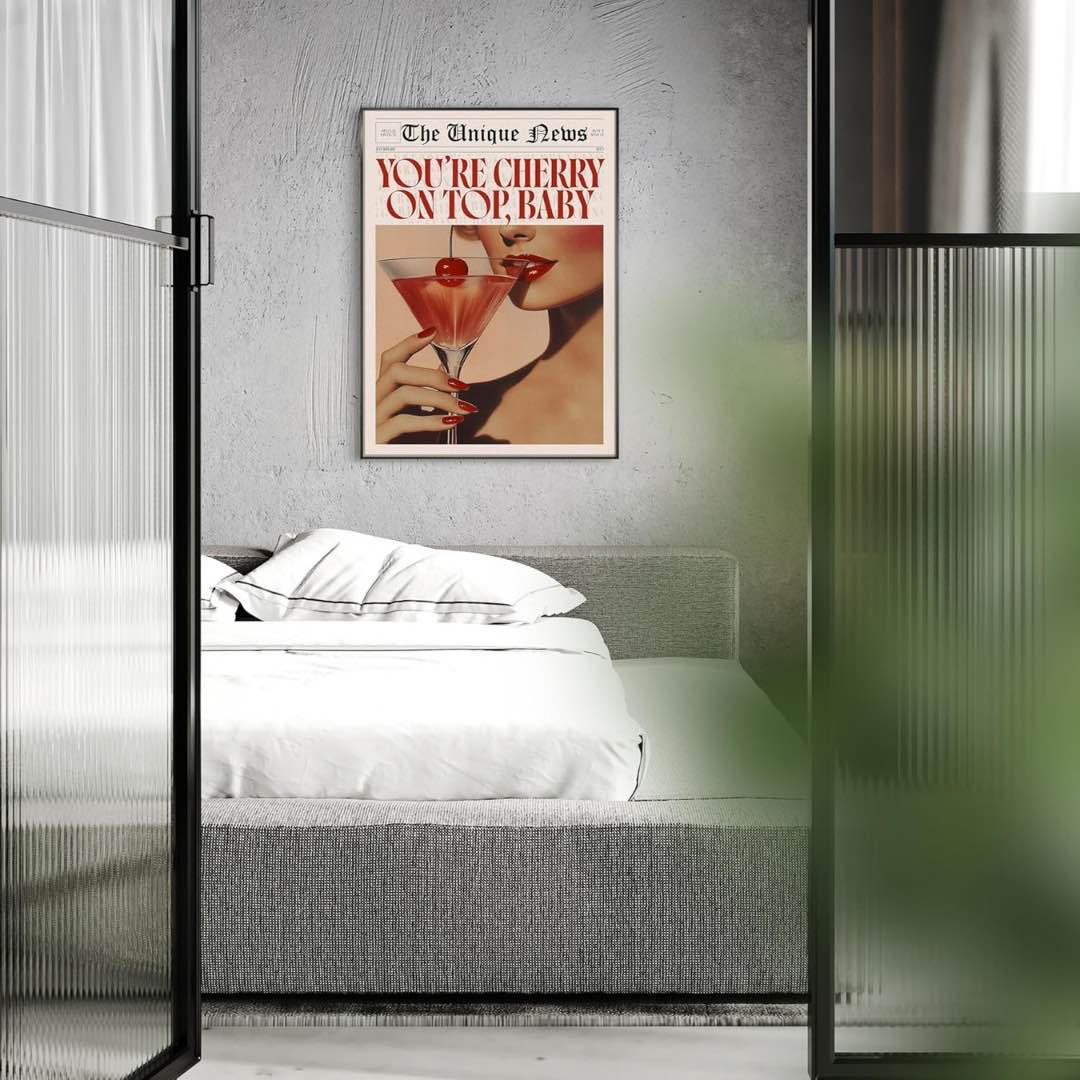 Dieses stilvolle Wandbild in den Maßen 50x70cm zeigt eine Frau mit einem Cocktailglas und einer leuchtend roten Kirsche und besticht durch seine einzigartige Farbgebung in Rot- und Beigetönen. Der elegante Rahmen verleiht dem Bild zusätzliche Raffinesse. Der Druck ist in Beige umrandet und über dem Bild steht "You're cherry on top, baby". Das Design erinnert an einen Zeitungsartikel.