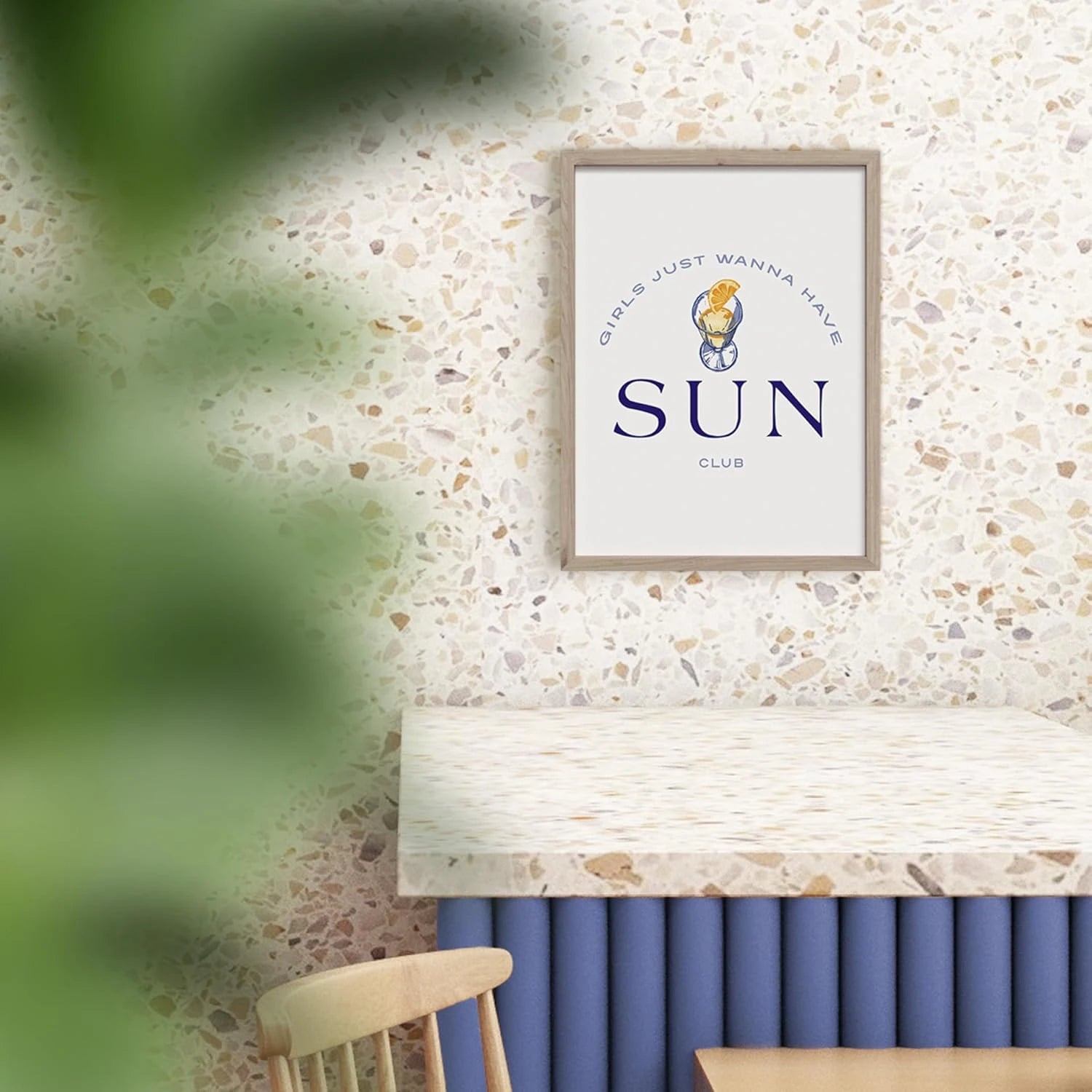 Dieses außergewöhnliche Wandbild in den Maßen 30x40cm zeigt einen einen halbkreisförmigen Schriftzug "Girls just wanna have". Darunter ist ein Cocktail mit Orangenscheiben abgebildet. Der Schriftzug wird in größerer Schriftgröße mit "Sun Club" beendet. Die Schrift ist blau und der Hintergrund ist beige.