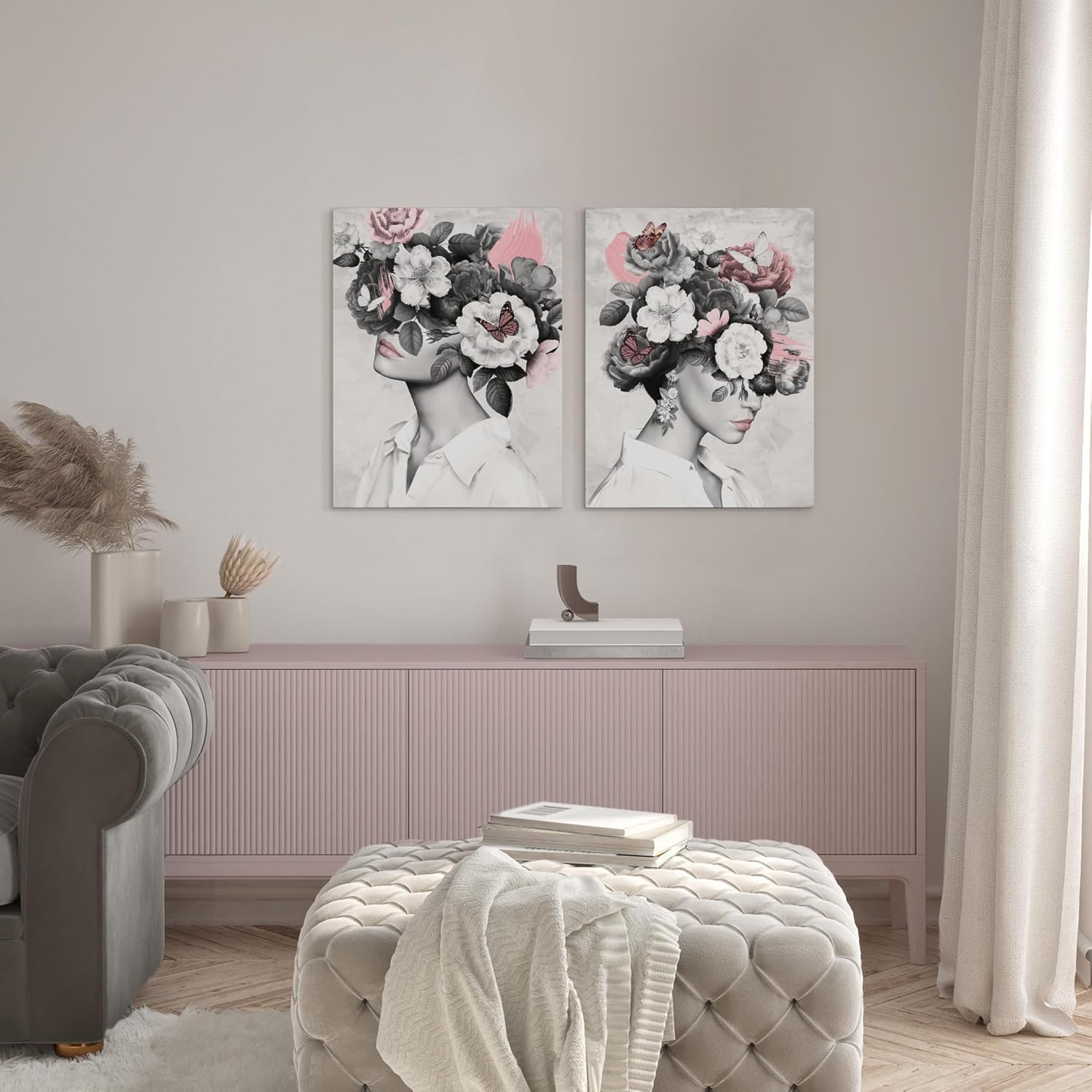 Leinwand Bilder Set - abstraktes Portrait einer Frau mit Blumen auf dem Kopf in Schwarz Weiß und rosa Akzenten auf beiden Bildern.