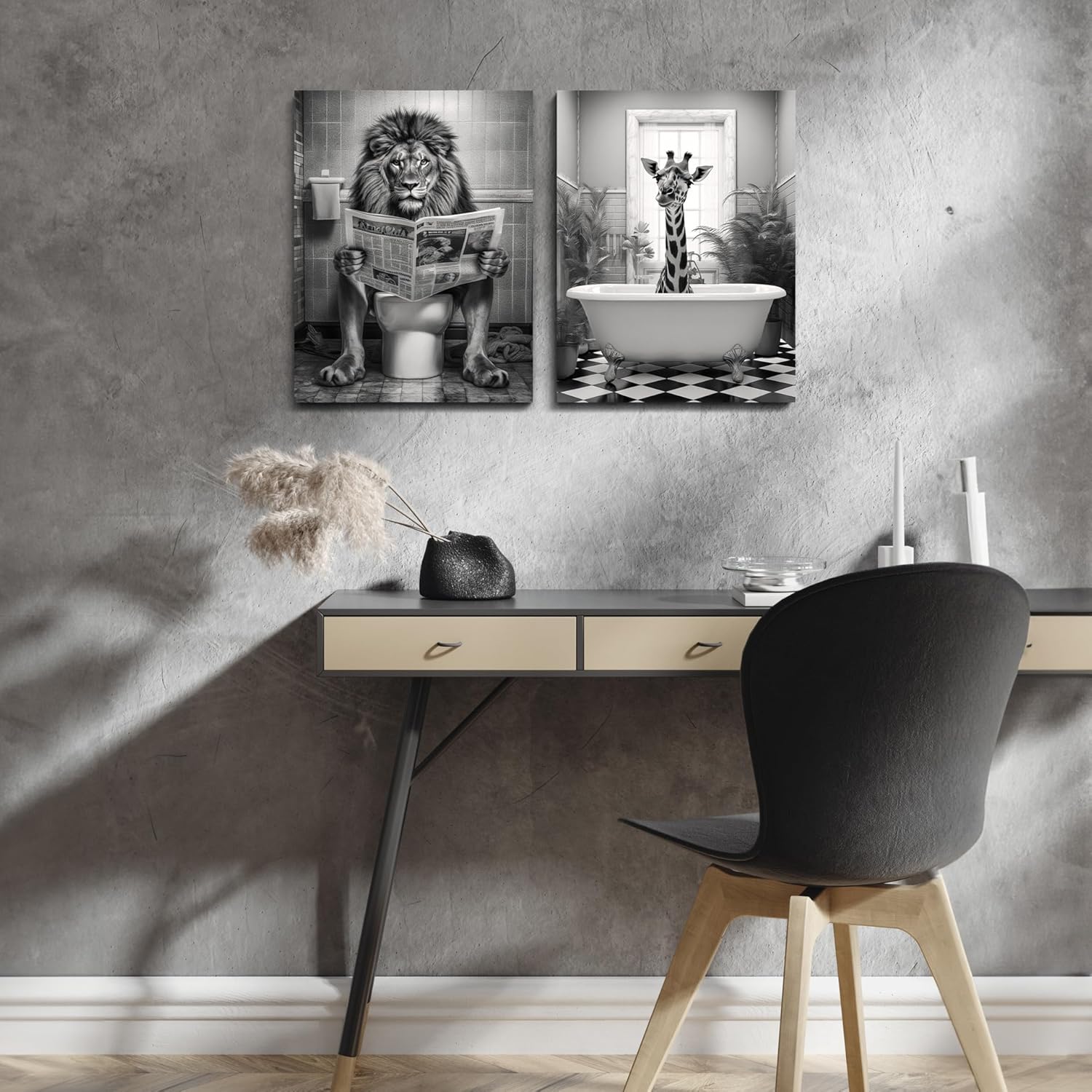 Leinwand Bilder Set - beide Bilder zeigen ein Badezimmer in Schwarz Weiß. Auf dem ersten Bild sitzt ein Löwe auf der Toilette und liest Zeitung. Auf dem zweiten Bild nimmt eine Giraffe ein Bad.