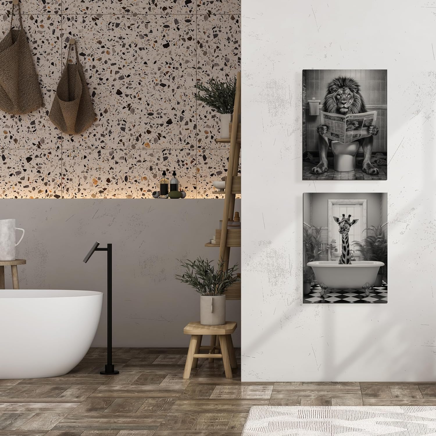 Leinwand Bilder Set - beide Bilder zeigen ein Badezimmer in Schwarz Weiß. Auf dem ersten Bild sitzt ein Löwe auf der Toilette und liest Zeitung. Auf dem zweiten Bild nimmt eine Giraffe ein Bad.
