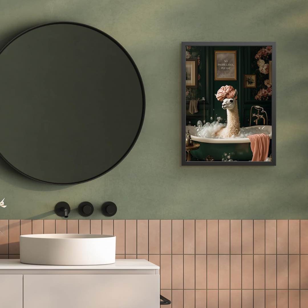 "Dieses charmante Wandbild in den Maßen 30x40cm zeigt ein Lama in der Badewanne, umgeben von elegantem Schaum, goldenen Akzenten und edlem Retro-Design – ein echter Hingucker mit Witz.
"