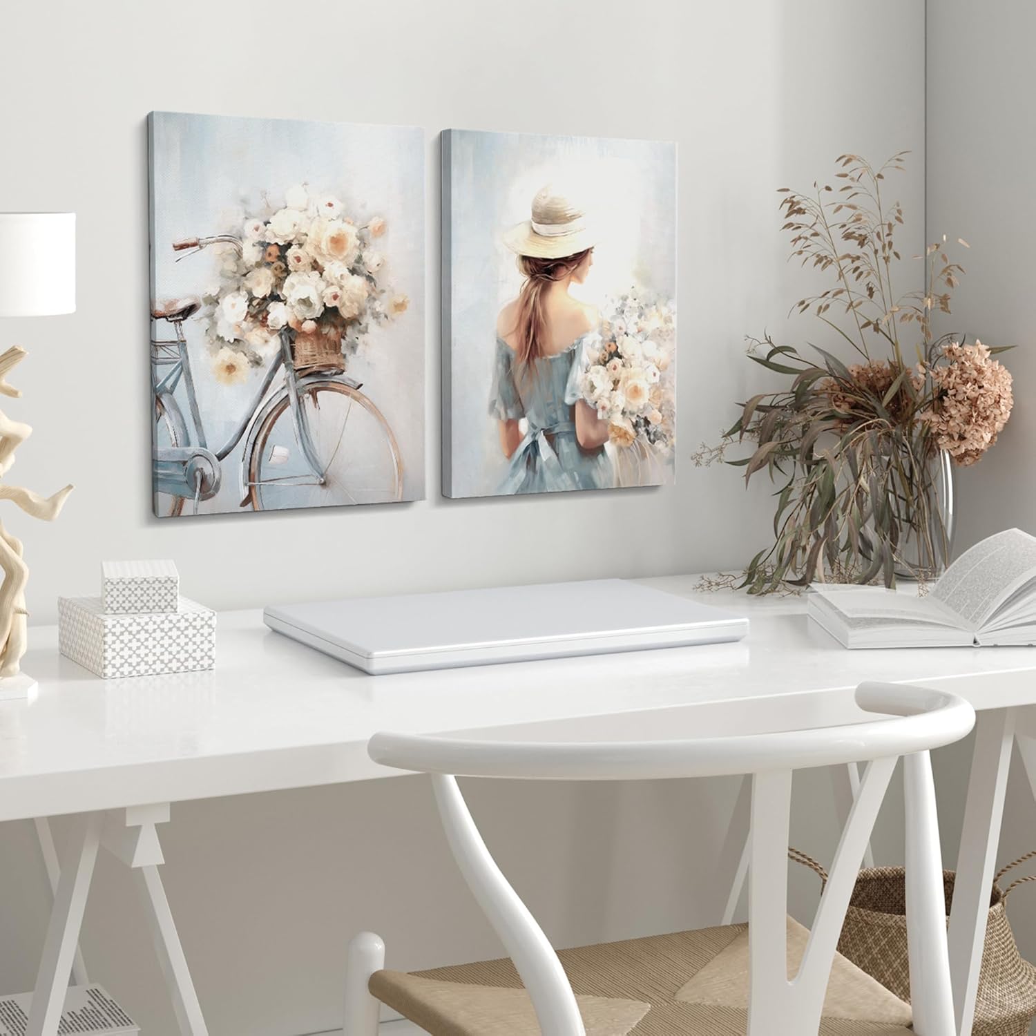 Leinwand Bilder Set - beide Bilder im malerischen Vintage Design sind in hellen Pastelltönen, wie Weiß, Creme, Rosa und Hellblau gehalten. Das eine Bild zeigt ein Damenrad mit Korb, in dem ein großer Blumenstrauß das Lenkrad überladet und das andere präsentiert eine elegante Frau mit Strohhuh von hinten, die einen Strauß mit hellen Blumen im Arm hält.