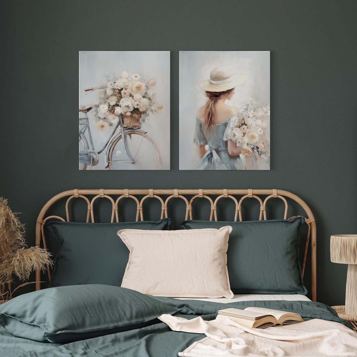 Leinwand Bilder Set - beide Bilder im malerischen Vintage Design sind in hellen Pastelltönen, wie Weiß, Creme, Rosa und Hellblau gehalten. Das eine Bild zeigt ein Damenrad mit Korb, in dem ein großer Blumenstrauß das Lenkrad überladet und das andere präsentiert eine elegante Frau mit Strohhuh von hinten, die einen Strauß mit hellen Blumen im Arm hält.