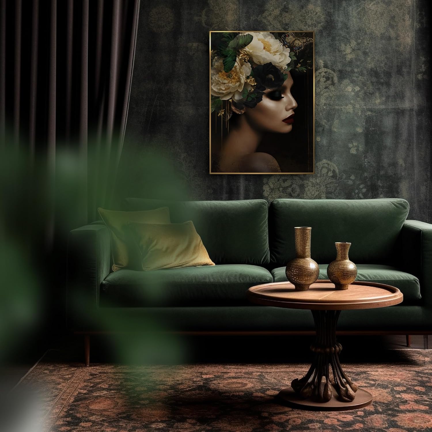 Das Rahmenbild in den Maßen 50x70cm ist in Schwarz-Gold-Optik gehalten und zeigt das Portrait einer Frau im Profil mit Blumen und Schmetterlinge auf dem Kopf, die in den Farben Creme, Beige und Dunkelgrün gezeigt sind. Die Haut der Frau ist in schimmerndes Gold getaucht und die Lippen sind dunkelrot. Das Motiv enthält einzelne goldene Farbakzente und der Hintergrund ist schwarz gehalten.