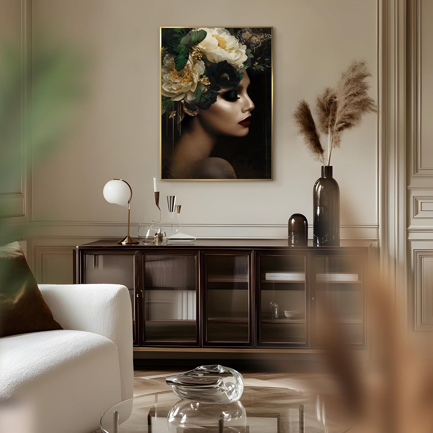 Das Rahmenbild in den Maßen 50x70cm ist in Schwarz-Gold-Optik gehalten und zeigt das Portrait einer Frau im Profil mit Blumen und Schmetterlinge auf dem Kopf, die in den Farben Creme, Beige und Dunkelgrün gezeigt sind. Die Haut der Frau ist in schimmerndes Gold getaucht und die Lippen sind dunkelrot. Das Motiv enthält einzelne goldene Farbakzente und der Hintergrund ist schwarz gehalten.