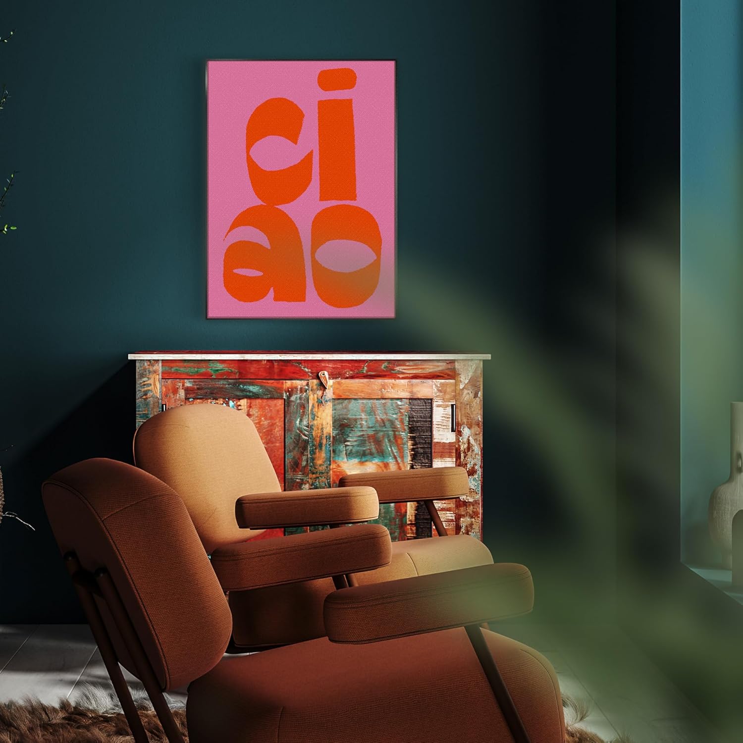 Das gerahmte Bild in den Maßen 50x70cm ist sehr modern und stilvoll. Der Untergrund ist in einem kräftigen Rosa gehalten auf dem in leuchtendem Orange das Wort ciao über zwei Zeilen abgebildet ist. Die Typografie ist kleingeschrieben füllt das Rahmenbild aus.