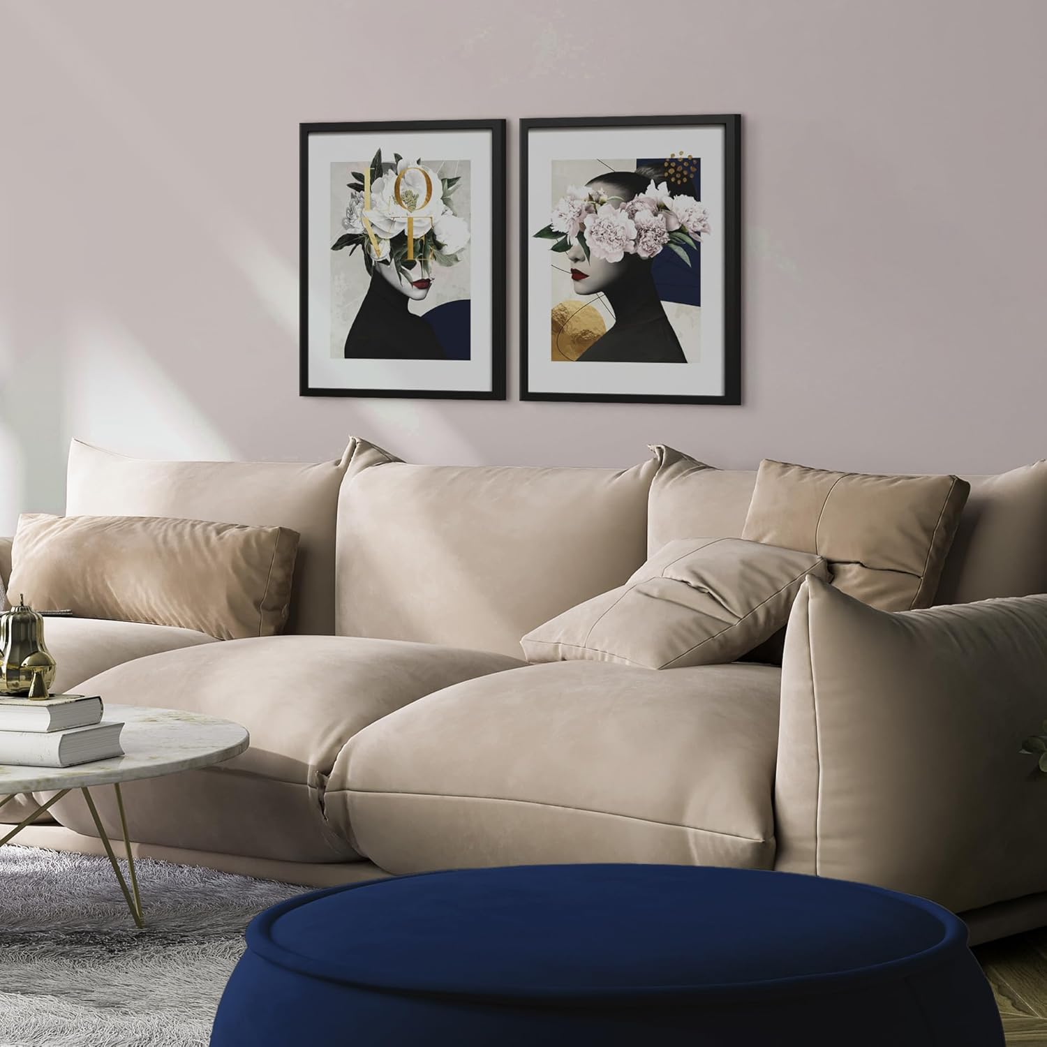 Bilder Set Rahmen - moderne Kunst als Portrait einer Frau mit Blumen auf dem Kopf in zarten Tönen und goldene Akzenten.