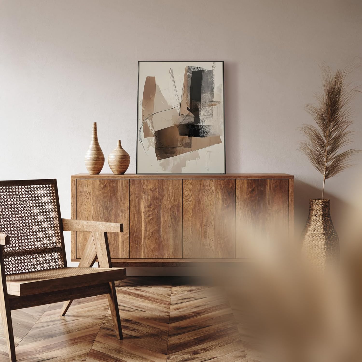 Das gerahmte Bild in den Maßen 50x70xm zeigt eine abstrakte Kunstkomposition mit eckigen Formen, die an breite Pinselstriche erinnern und organischen Farbverläufen. Das Bild ist in neutralen Erdtönen wie Beige, Braun und Schwarz gehalten und der Hintergrund ist in hellem Beige gehalten. Die Formen sind teils halbtransparent und überschneiden sich.