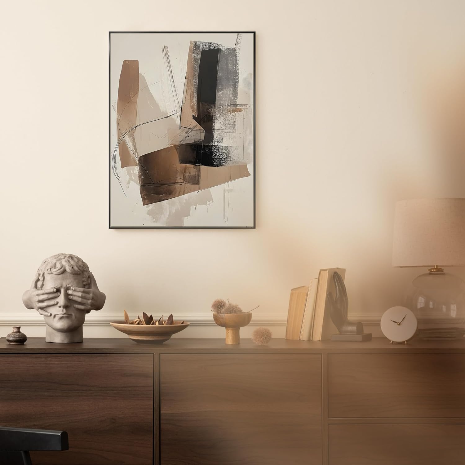 Das gerahmte Bild in den Maßen 50x70xm zeigt eine abstrakte Kunstkomposition mit eckigen Formen, die an breite Pinselstriche erinnern und organischen Farbverläufen. Das Bild ist in neutralen Erdtönen wie Beige, Braun und Schwarz gehalten und der Hintergrund ist in hellem Beige gehalten. Die Formen sind teils halbtransparent und überschneiden sich.