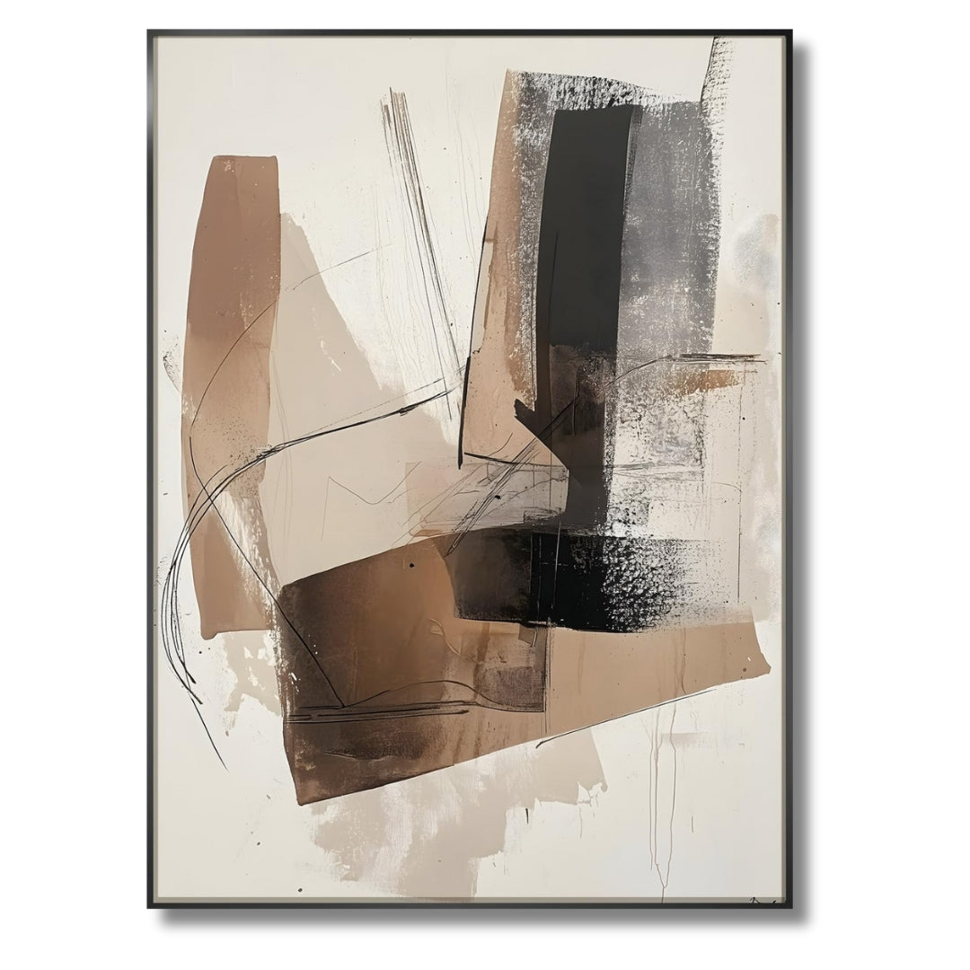 Das gerahmte Bild in den Maßen 50x70xm zeigt eine abstrakte Kunstkomposition mit eckigen Formen, die an breite Pinselstriche erinnern und organischen Farbverläufen. Das Bild ist in neutralen Erdtönen wie Beige, Braun und Schwarz gehalten und der Hintergrund ist in hellem Beige gehalten. Die Formen sind teils halbtransparent und überschneiden sich.