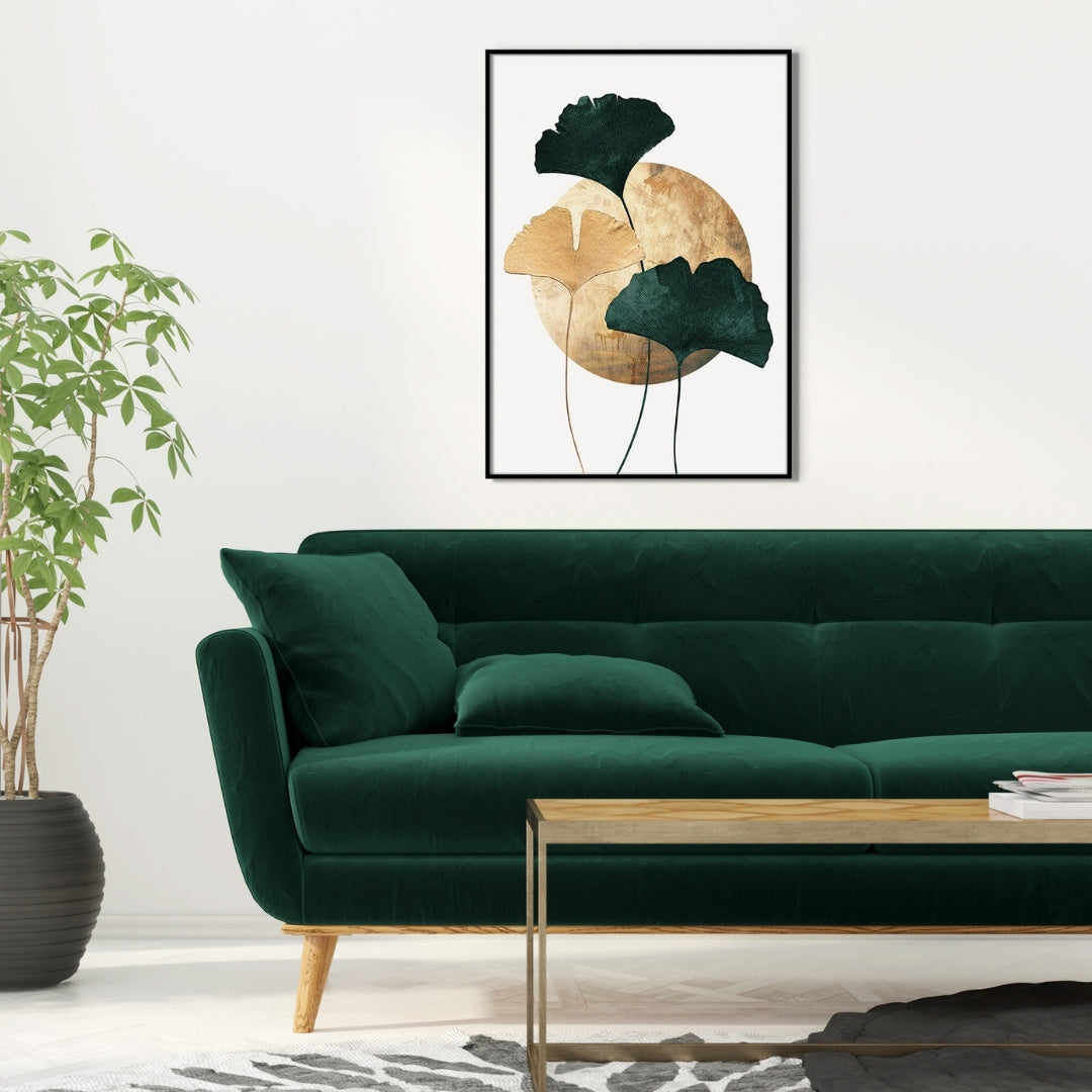 Das Rahmenbild in den Maßen 50x70cm zeigt abstrakte Ginkgo Bäume in Gold und in Grün. Im Hintergrund ist ein großer goldener Kreis, der an einen Mond erinnert. Das Motiv ist auf weißem Hintergrund abgebildet.