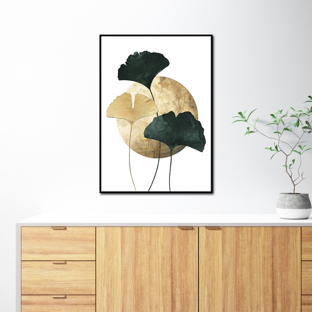 Das Rahmenbild in den Maßen 50x70cm zeigt abstrakte Ginkgo Bäume in Gold und in Grün. Im Hintergrund ist ein großer goldener Kreis, der an einen Mond erinnert. Das Motiv ist auf weißem Hintergrund abgebildet.