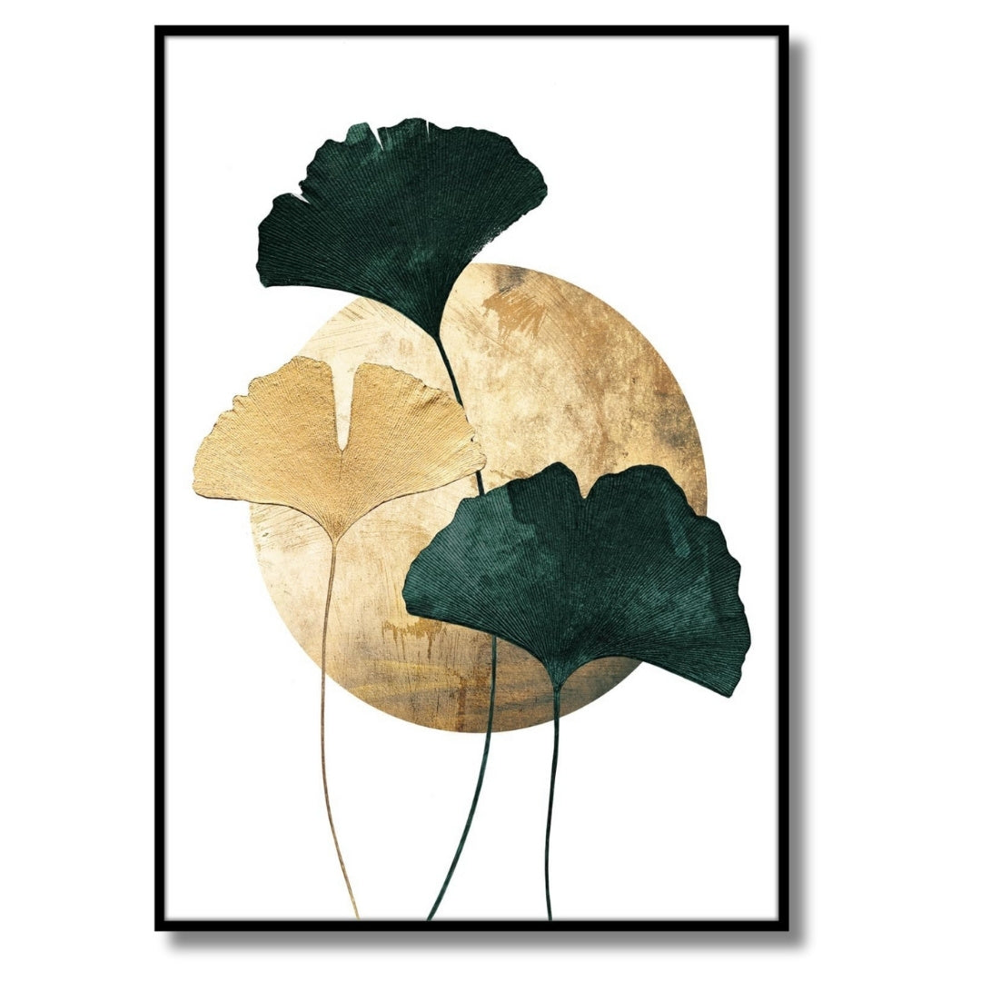 Das Rahmenbild in den Maßen 50x70cm zeigt abstrakte Ginkgo Bäume in Gold und in Grün. Im Hintergrund ist ein großer goldener Kreis, der an einen Mond erinnert. Das Motiv ist auf weißem Hintergrund abgebildet.