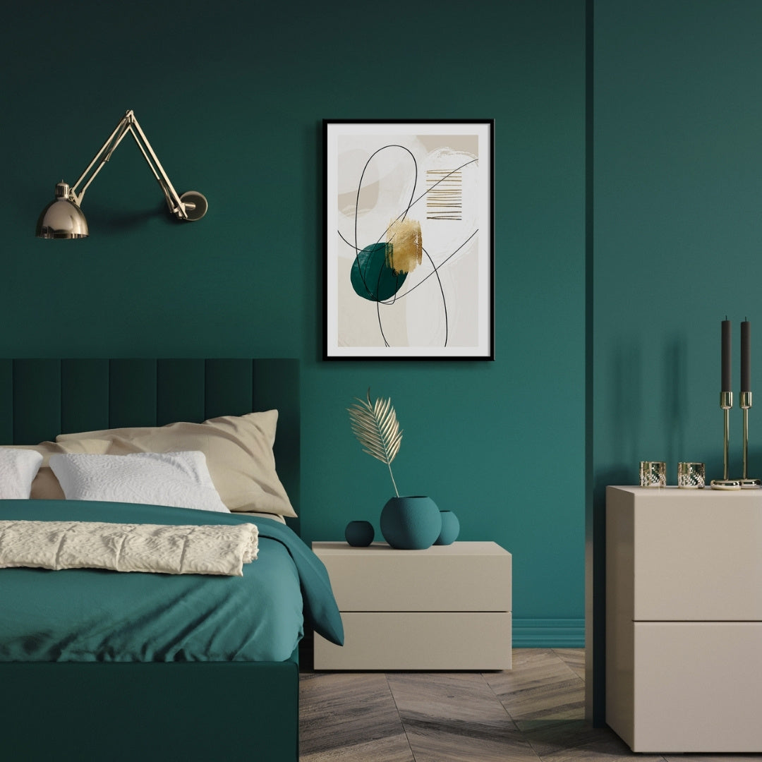 Das Rahmenbild in den Maßen 50x70cm zeigt ein abstraktes Bild im minimalistischen und klaren Design. Es enthält geschwungene schwarze Linien und geometrische Formen in Dunkelgrün und Gold sowie Texturen in Weiß- und Beigetönen.