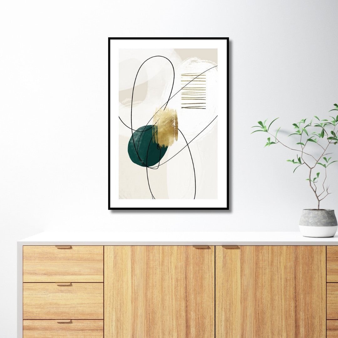 Das Rahmenbild in den Maßen 50x70cm zeigt ein abstraktes Bild im minimalistischen und klaren Design. Es enthält geschwungene schwarze Linien und geometrische Formen in Dunkelgrün und Gold sowie Texturen in Weiß- und Beigetönen.