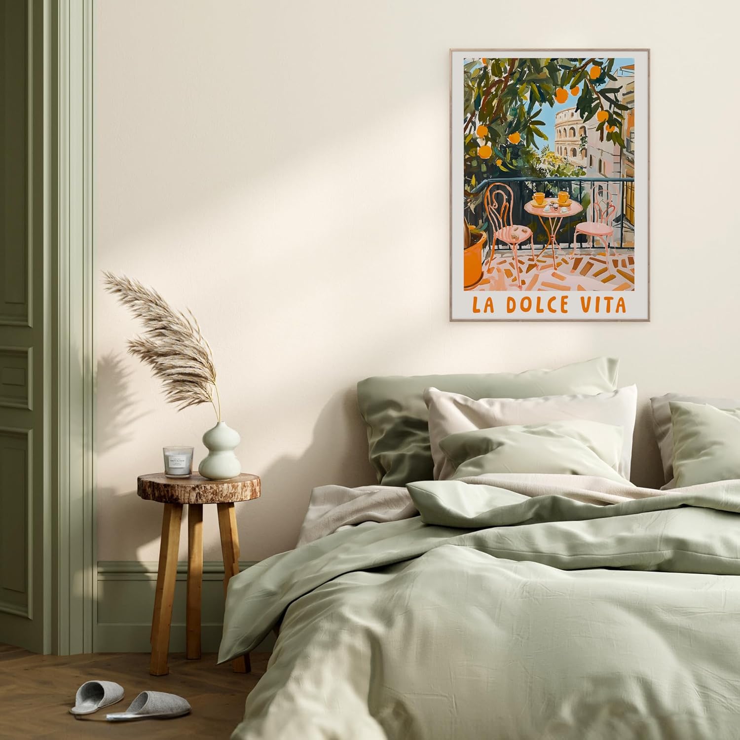 Das Rahmenbild in den Maßen 50x70cm zeigt im malerischen Stil und in kräftigen Farben einen Balkon in Italien mit Blick auf Rom. Orangen mit grünen Blättern ragen über den Balkon und der Himmel ist blau. Der Balkon hat ein Geländer und es sind zwei Stühle mit einem kleinen runden Tisch in rosa zu sehen. Auf dem Tisch stehen zwei Tassen in der Farbe Orange. Der Blick fällt über die Stadt Rom und ein Teil des Kolosseum ist zu sehen.