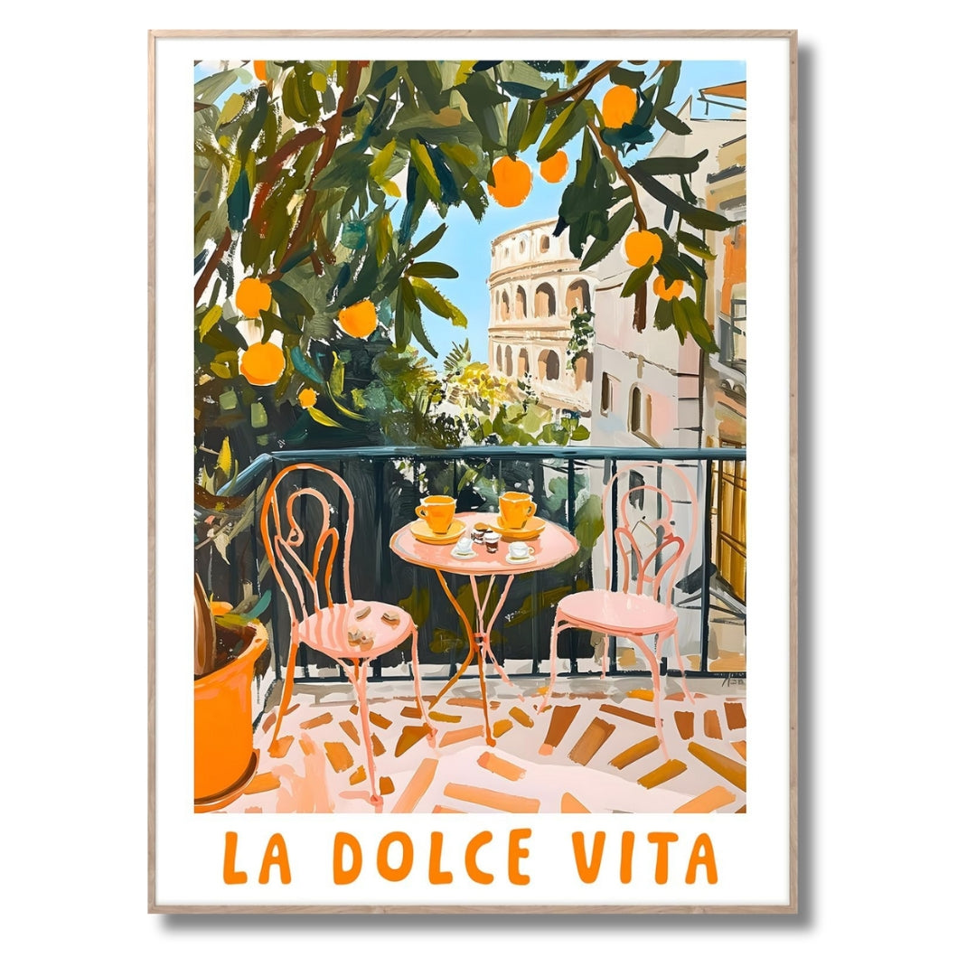 Das Rahmenbild in den Maßen 50x70cm zeigt im malerischen Stil und in kräftigen Farben einen Balkon in Italien mit Blick auf Rom. Orangen mit grünen Blättern ragen über den Balkon und der Himmel ist blau. Der Balkon hat ein Geländer und es sind zwei Stühle mit einem kleinen runden Tisch in rosa zu sehen. Auf dem Tisch stehen zwei Tassen in der Farbe Orange. Der Blick fällt über die Stadt Rom und ein Teil des Kolosseum ist zu sehen.