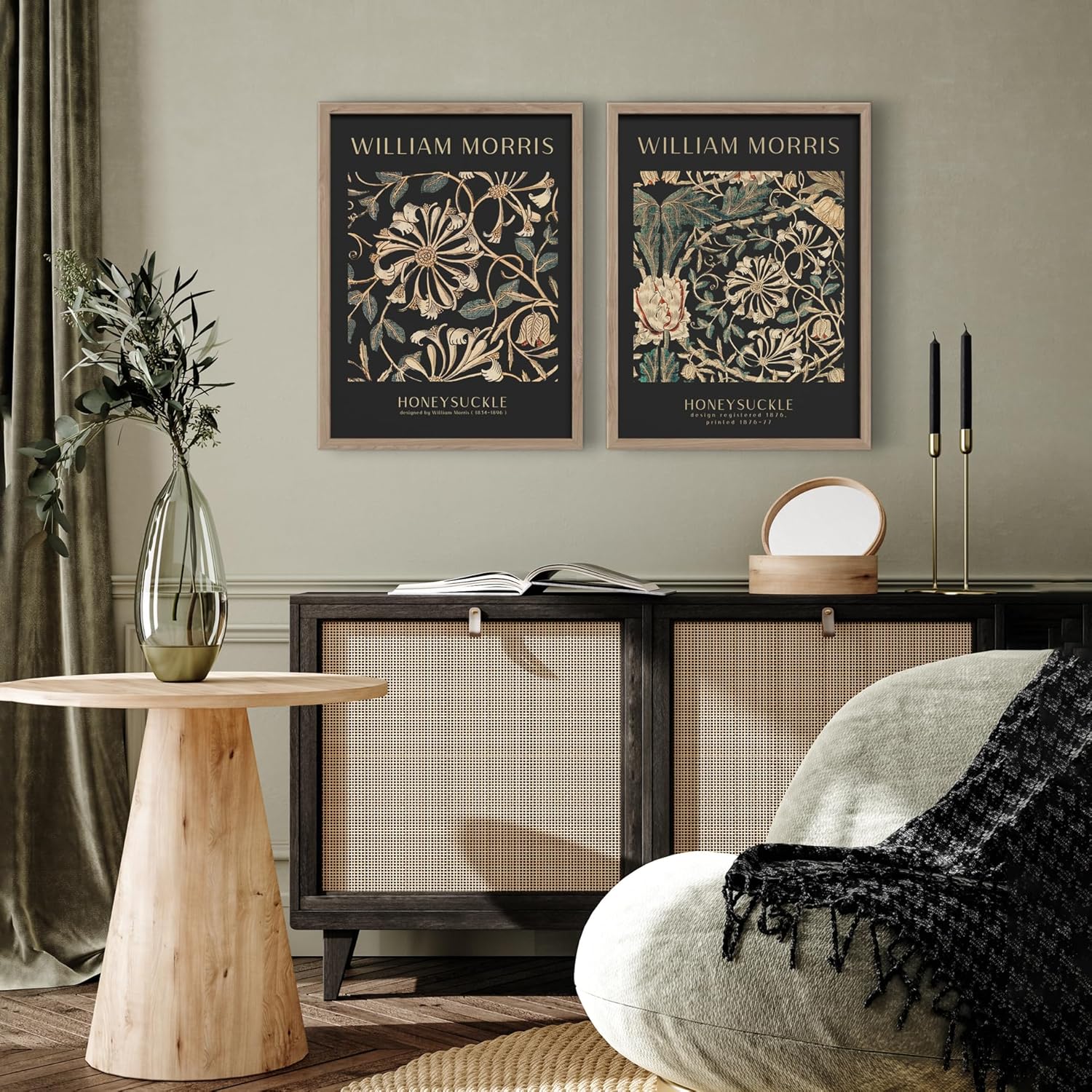 2er Bilder Set mit Rahmen - beide Bilder zeigen die ikonischen Honeysuckle Werke von William Morris. Der Hintergrund ist dunkel und die Blüten in hellem Beige.