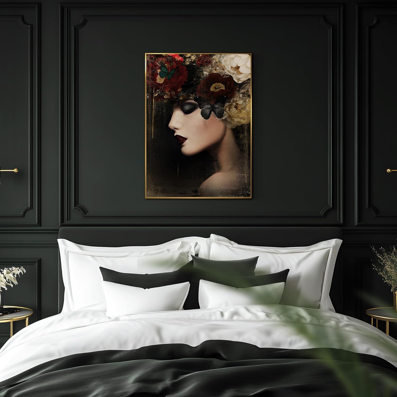 Das Rahmenbild in den Maßen 50x70cm zeigt das Portrait einer Frau im Profil mit großen Blumen und Schmetterlinge auf dem Kopf, die in den Farben Creme, Beige und Dunkelrot gezeigt sind. Ihre Lippen sind dunkelrot und die schwarz geschminkten Augen sind geschlossen. Die Haut der Frau erinnert an Porzellan und und die Lippen sind dunkelrot. Das Motiv enthält einzelne goldene Farbakzente und der Hintergrund ist schwarz gehalten.