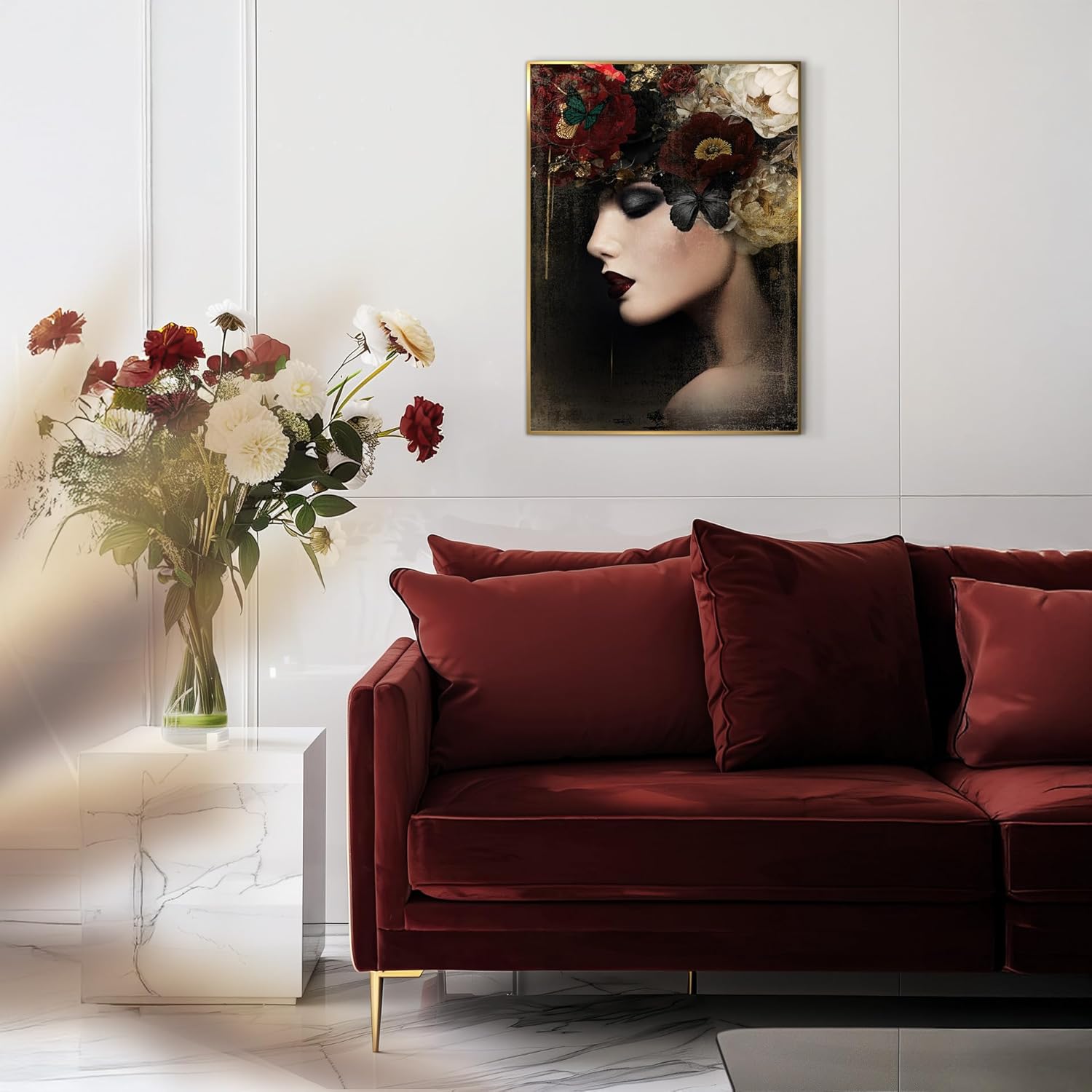Das Rahmenbild in den Maßen 50x70cm zeigt das Portrait einer Frau im Profil mit großen Blumen und Schmetterlinge auf dem Kopf, die in den Farben Creme, Beige und Dunkelrot gezeigt sind. Ihre Lippen sind dunkelrot und die schwarz geschminkten Augen sind geschlossen. Die Haut der Frau erinnert an Porzellan und und die Lippen sind dunkelrot. Das Motiv enthält einzelne goldene Farbakzente und der Hintergrund ist schwarz gehalten.