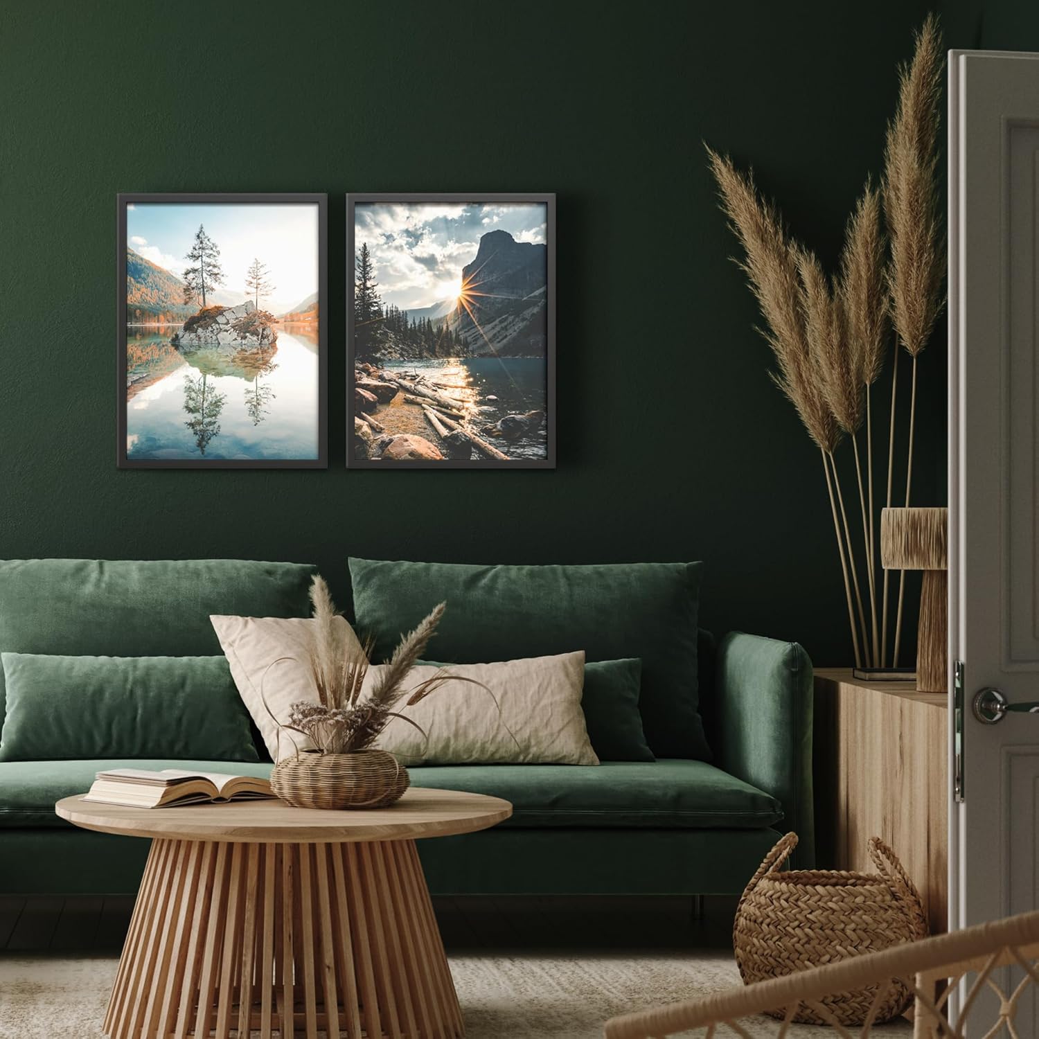 Bilder 2er Set mit Rahmen - Panorama Blick auf eine Berglandschaft mit See und großen Tannen in kräftigen Farben.