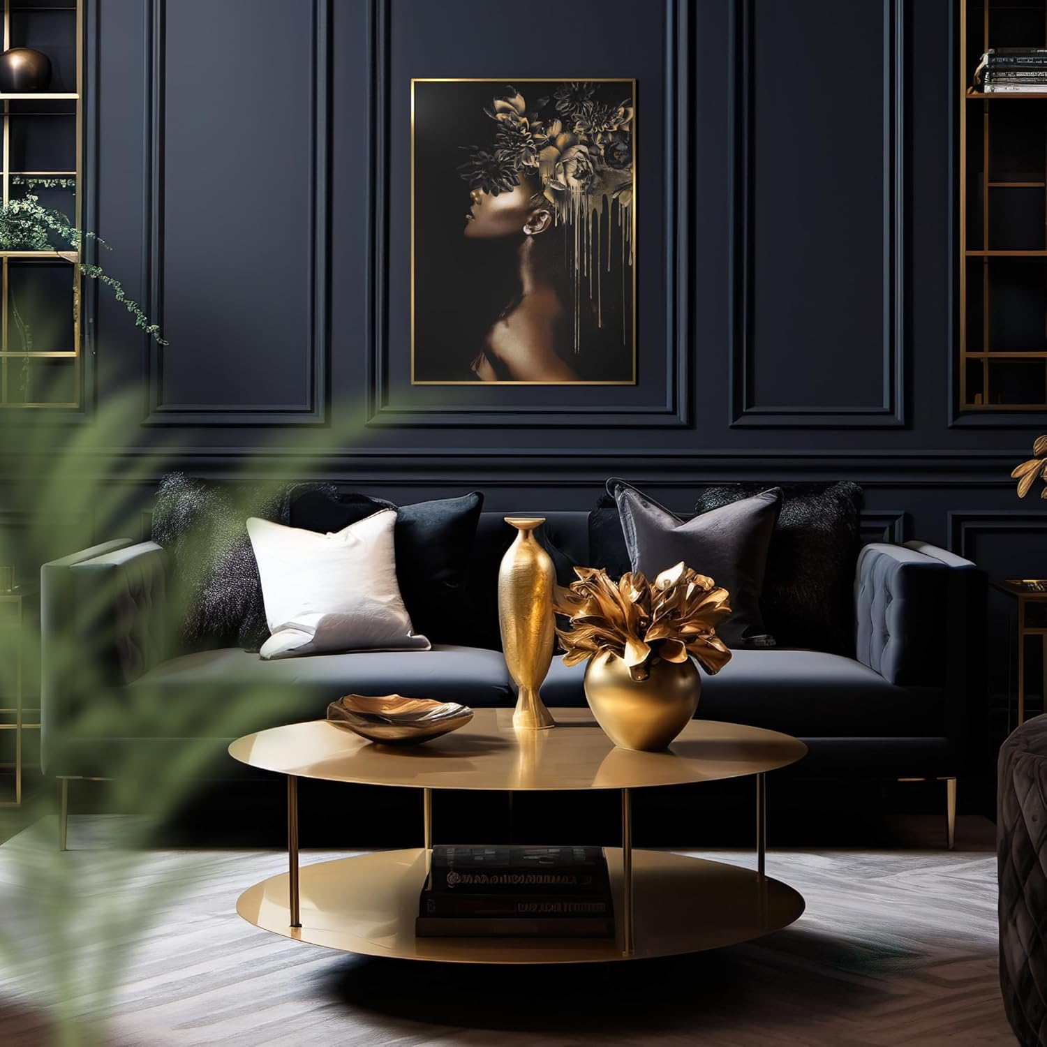 Das Rahmenbild in den Maßen 50x70cm ist in Schwarz-Gold-Optik gehalten und zeigt das Portrait einer Frau im Profil mit goldenen Blumen auf dem Kopf, aus denen Farbe nach unten läuft. Die Haut der Frau ist in schimmerndes Gold getaucht und die Augen sind mit Blumen bedeckt. Der Hintergrund ist schwarz gehalten.