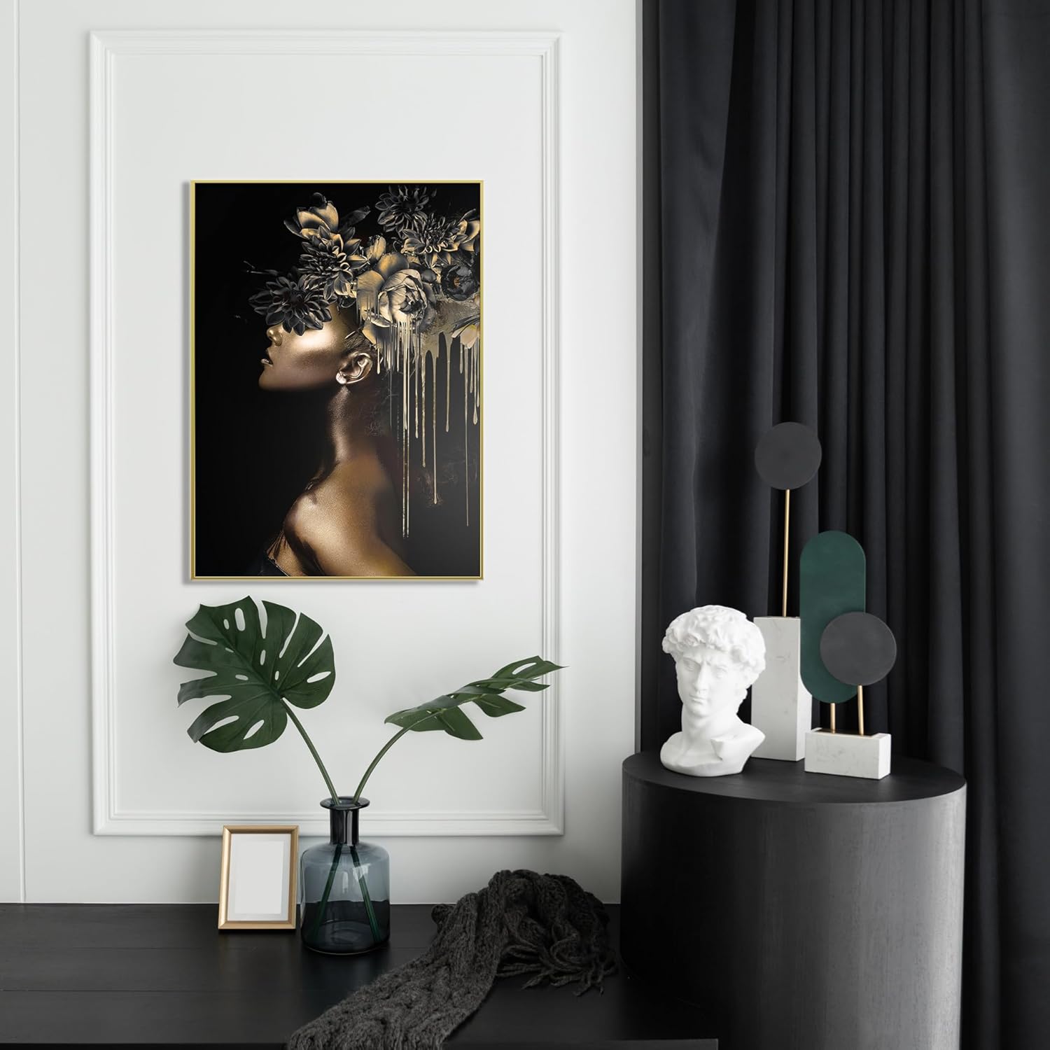 Das Rahmenbild in den Maßen 50x70cm ist in Schwarz-Gold-Optik gehalten und zeigt das Portrait einer Frau im Profil mit goldenen Blumen auf dem Kopf, aus denen Farbe nach unten läuft. Die Haut der Frau ist in schimmerndes Gold getaucht und die Augen sind mit Blumen bedeckt. Der Hintergrund ist schwarz gehalten.