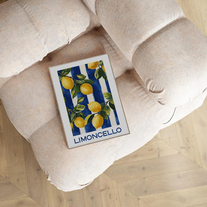 Dieses außergewöhnliche Wandbild in den Maßen 50x70cm zeigt im malerischen Stil Zitronen in kräftigem gelb und grünen Blättern. Der Hintergrund ist blau weiß gestreift und erinnert an eine Tischdecke. Unter dem Bild steht der Schriftzug Limoncello in blau.