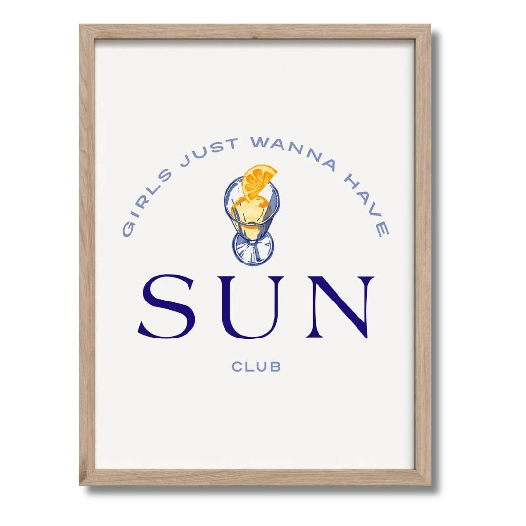 Dieses außergewöhnliche Wandbild in den Maßen 30x40cm zeigt einen einen halbkreisförmigen Schriftzug "Girls just wanna have". Darunter ist ein Cocktail mit Orangenscheiben abgebildet. Der Schriftzug wird in größerer Schriftgröße mit "Sun Club" beendet. Die Schrift ist blau und der Hintergrund ist beige.