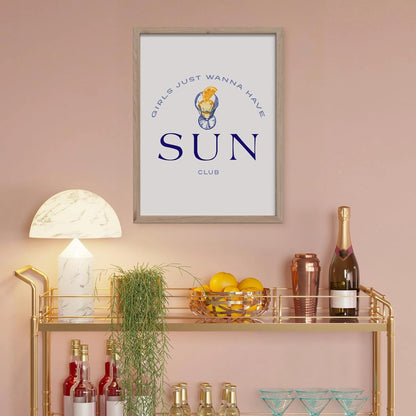 Dieses außergewöhnliche Wandbild in den Maßen 30x40cm zeigt einen einen halbkreisförmigen Schriftzug "Girls just wanna have". Darunter ist ein Cocktail mit Orangenscheiben abgebildet. Der Schriftzug wird in größerer Schriftgröße mit "Sun Club" beendet. Die Schrift ist blau und der Hintergrund ist beige.