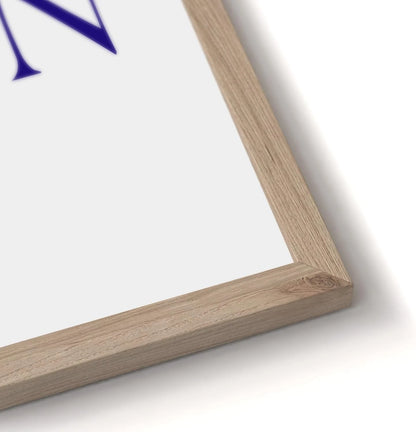 Dieses außergewöhnliche Wandbild in den Maßen 30x40cm zeigt einen einen halbkreisförmigen Schriftzug "Girls just wanna have". Darunter ist ein Cocktail mit Orangenscheiben abgebildet. Der Schriftzug wird in größerer Schriftgröße mit "Sun Club" beendet. Die Schrift ist blau und der Hintergrund ist beige.