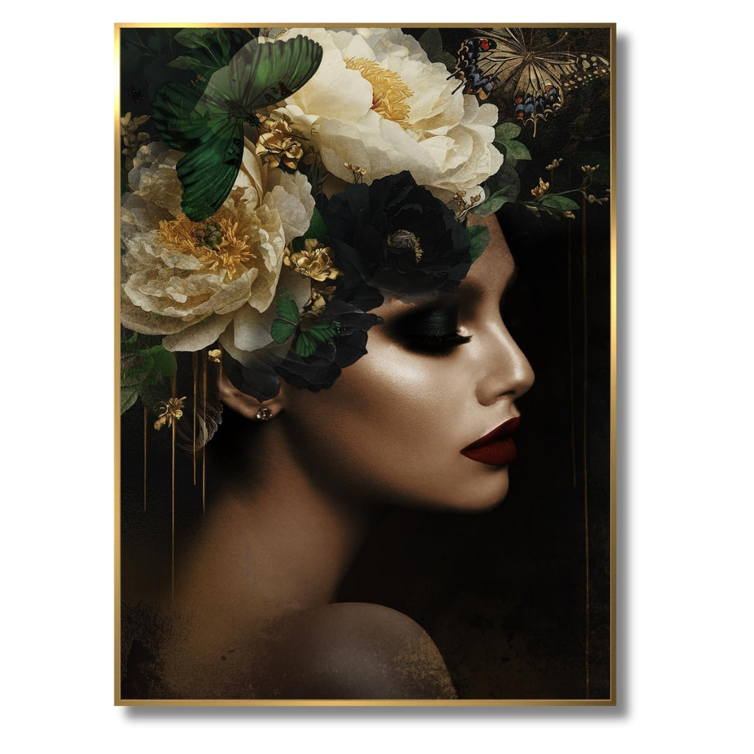 Das Rahmenbild in den Maßen 50x70cm ist in Schwarz-Gold-Optik gehalten und zeigt das Portrait einer Frau im Profil mit Blumen und Schmetterlinge auf dem Kopf, die in den Farben Creme, Beige und Dunkelgrün gezeigt sind. Die Haut der Frau ist in schimmerndes Gold getaucht und die Lippen sind dunkelrot. Das Motiv enthält einzelne goldene Farbakzente und der Hintergrund ist schwarz gehalten.