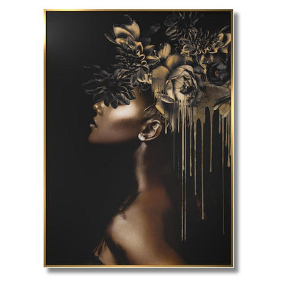 Das Rahmenbild in den Maßen 50x70cm ist in Schwarz-Gold-Optik gehalten und zeigt das Portrait einer Frau im Profil mit  goldenen Blumen auf dem Kopf, aus denen Farbe nach unten läuft. Die Haut der Frau ist in schimmerndes Gold getaucht und die Augen sind mit Blumen bedeckt. Der Hintergrund ist schwarz gehalten.